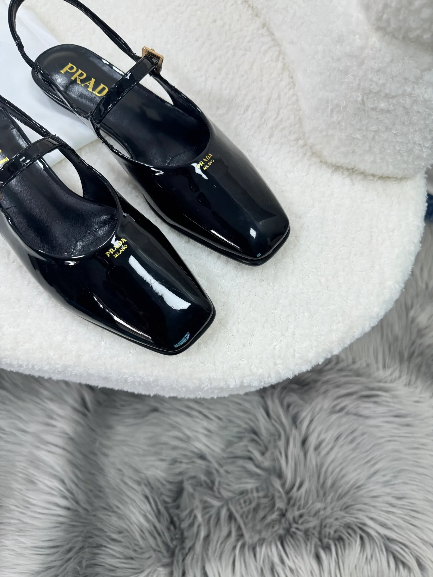 👟👟Ex-factory price 460👟👟Prada top version 🌸2025 launches Prada back-slip shoes, a must-have item for women 🆚😍😍😍——————😍😍😍🆚 💥PRADA's early spring T-stage catwalk show is the same style as "Dreams Never Sleep". Prada can use it on important occasions. The fresh style has a bit of nobility and is perfect on the feet. 💃💃 Wear this shoe with it. It is elegant and crystal clear, regardless of various accessories. The materials are all exclusively customized one-to-one and must be zero-distance from the original. The entire series is full of exciting and unexpected combinations of elements. The expression of different materials and textures of fabrics has a strong artistic flavor, allowing you to appreciate the ever-changing style of Prada girls. Bulling Bulling’s classic + candy color 🍬 paired with a creative letter logo! An eye-catching design! So feminine! Wear it and you will be the most beautiful girl in this gai! 😍😍😍 1⃣ Upper: imported patent leather cowhide 2⃣ Lining: imported mixed sheepskin 3⃣ Outsole: Italian genuine leather outsole 4⃣ Size: 35-40 (41 can be customized)